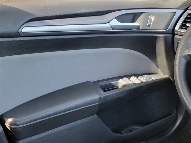 2016 Ford Fusion S photo 22