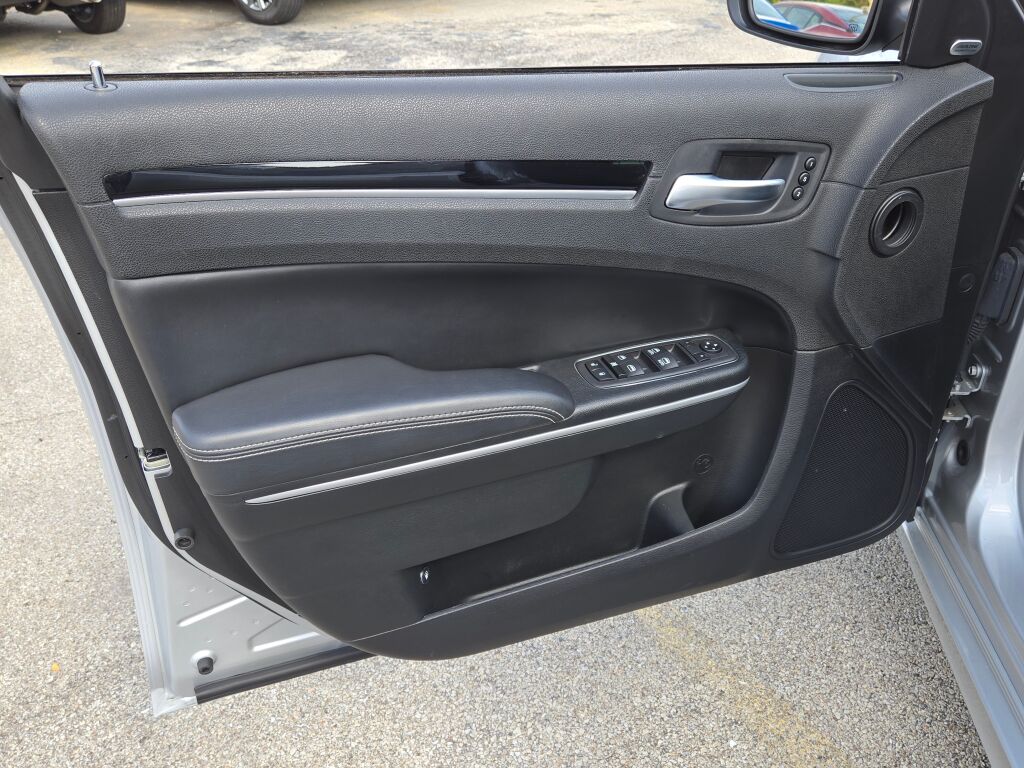 2023 Chrysler 300 photo 22