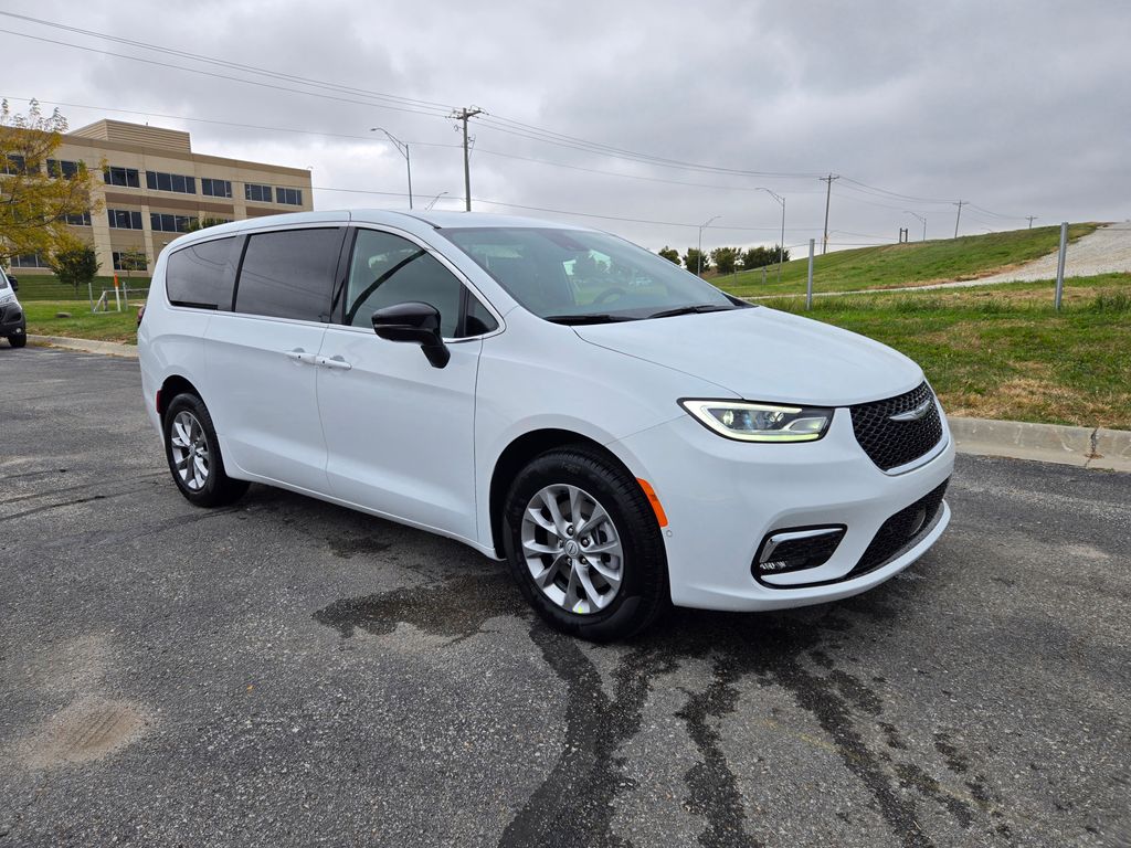 2026 Chrysler Pacifica Select's photo