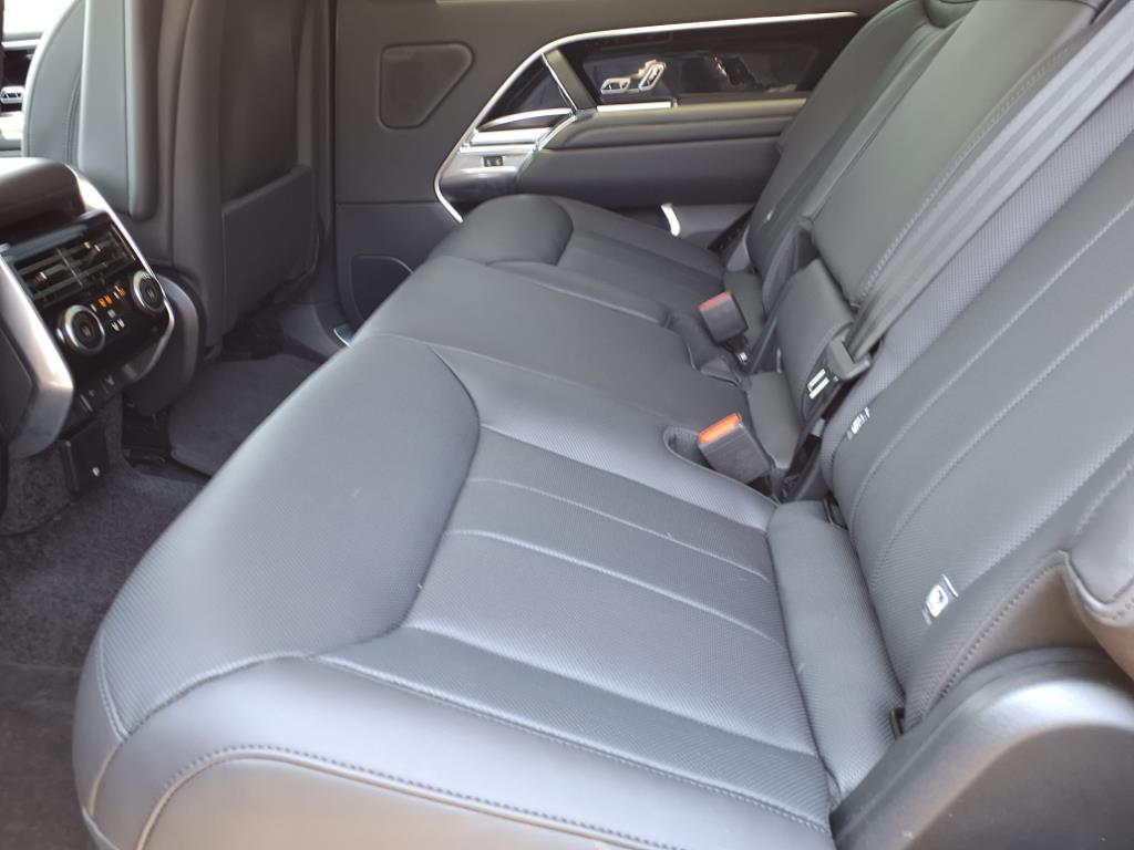 2025 Land Rover Range Rover SE photo 5