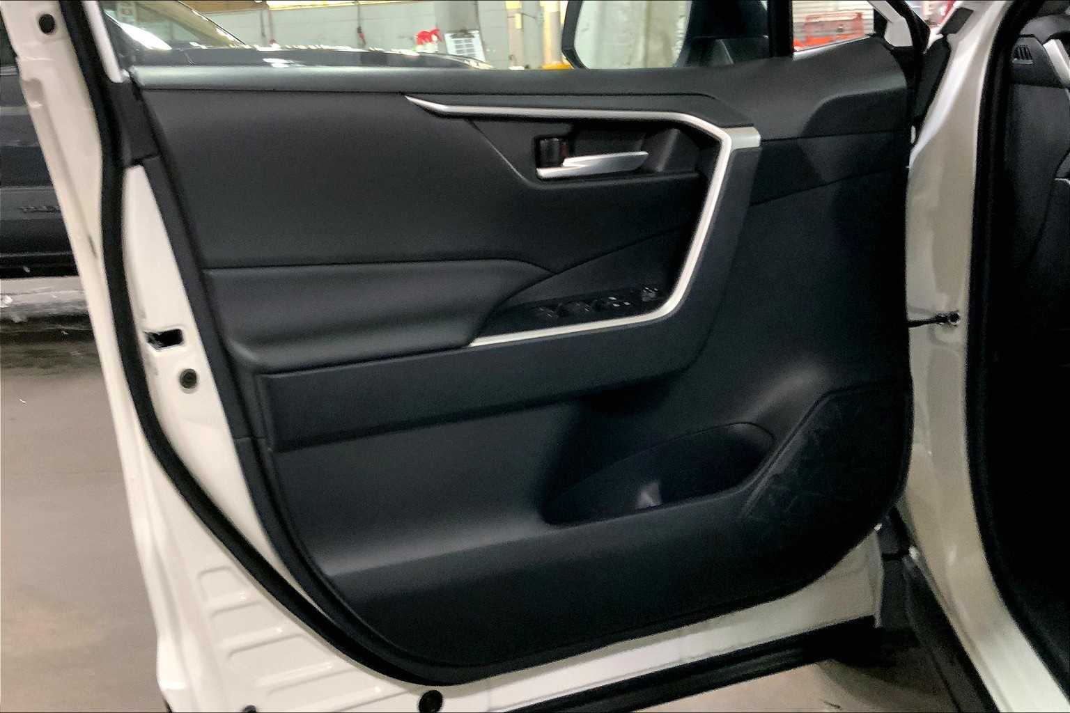 2025 Toyota RAV4 XLE photo 10
