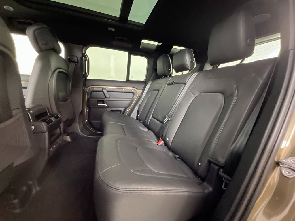 2025 Land Rover Defender 110 X-Dynamic SE photo 5