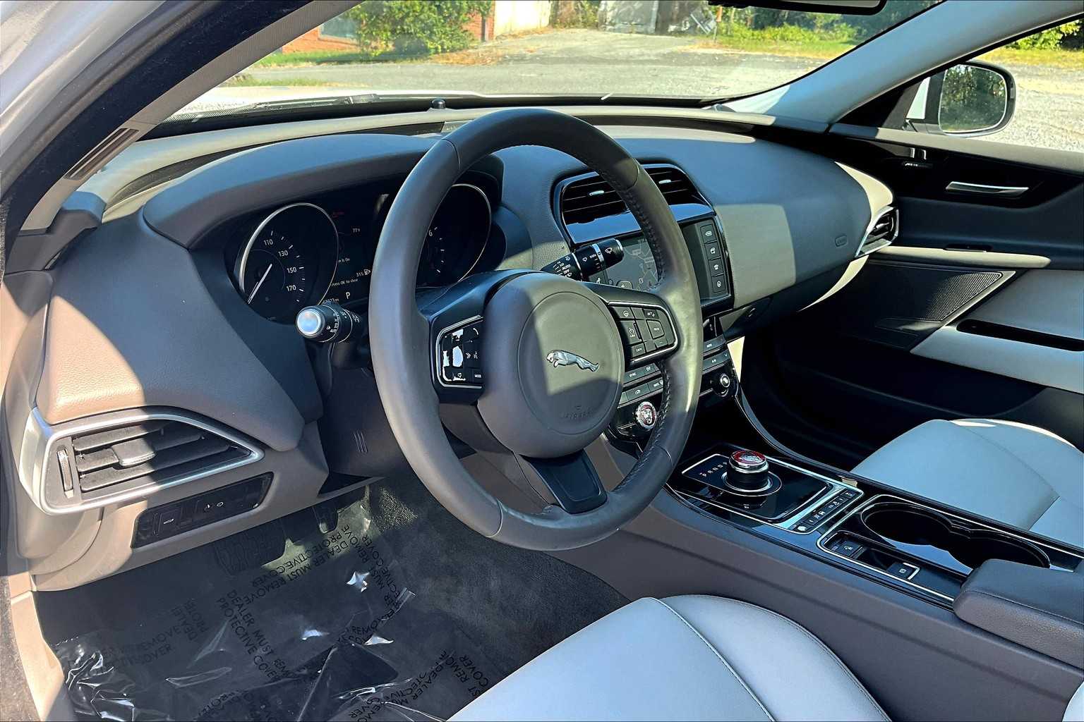 2017 Jaguar XE Premium photo 16