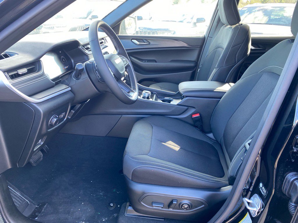 2025 Jeep Grand Cherokee Laredo photo 4