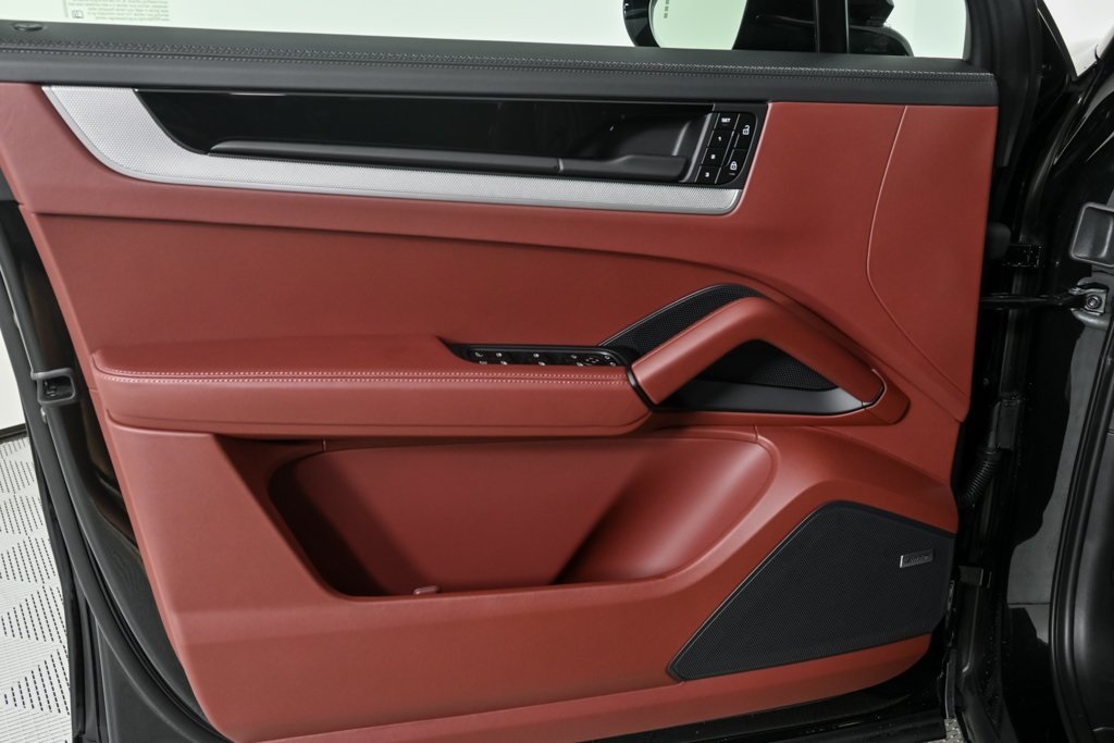 2025 Porsche Cayenne E-Hybrid S photo 6