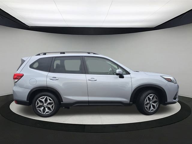 2023 Subaru Forester Premium photo 6
