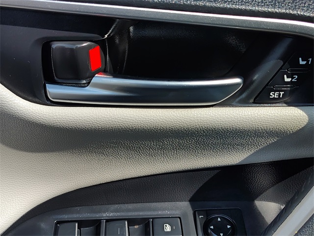 2019 Toyota RAV4 Limited photo 11