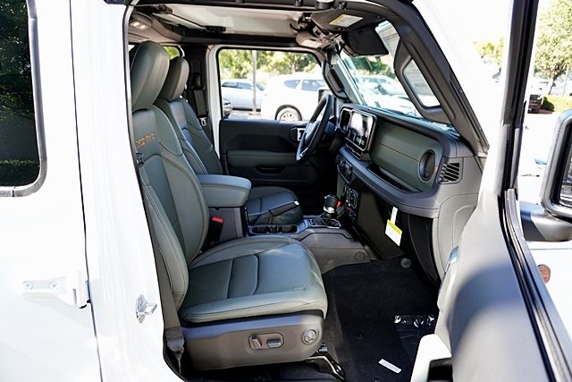 New 2025 Bright White Clear-Coat Exterior Paint Jeep Mojave image 16