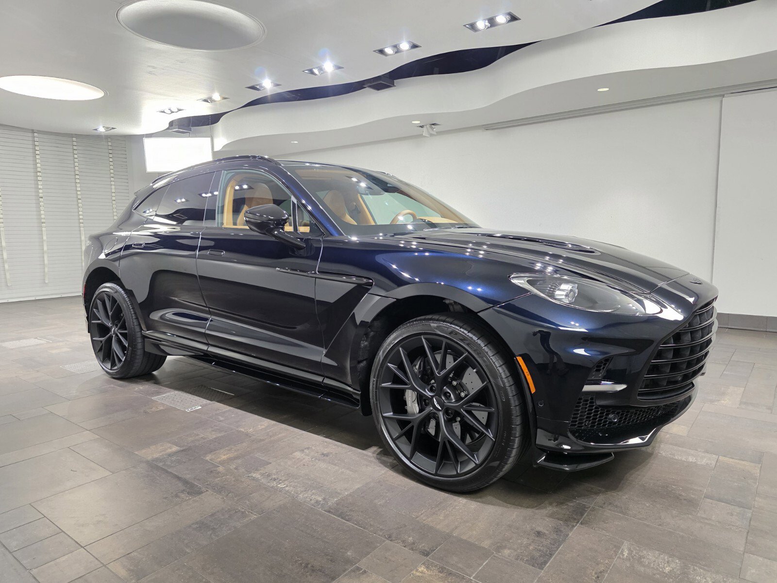 2025 Aston Martin DBX