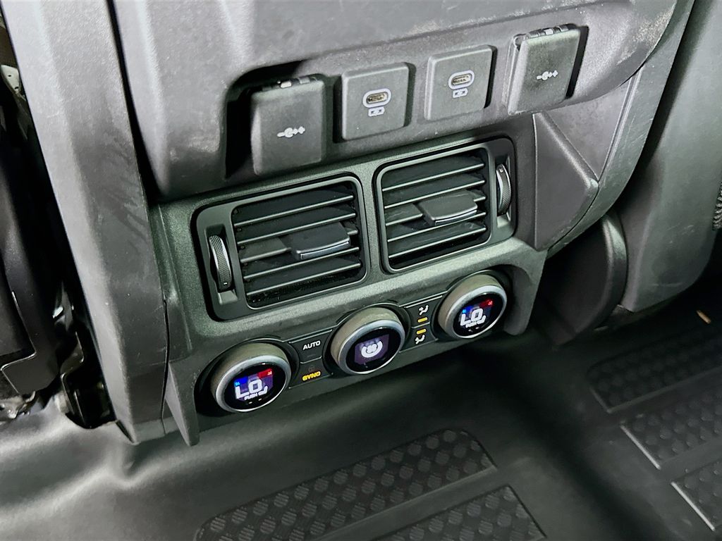 2024 Land Rover Defender 110 X-Dynamic SE photo 44