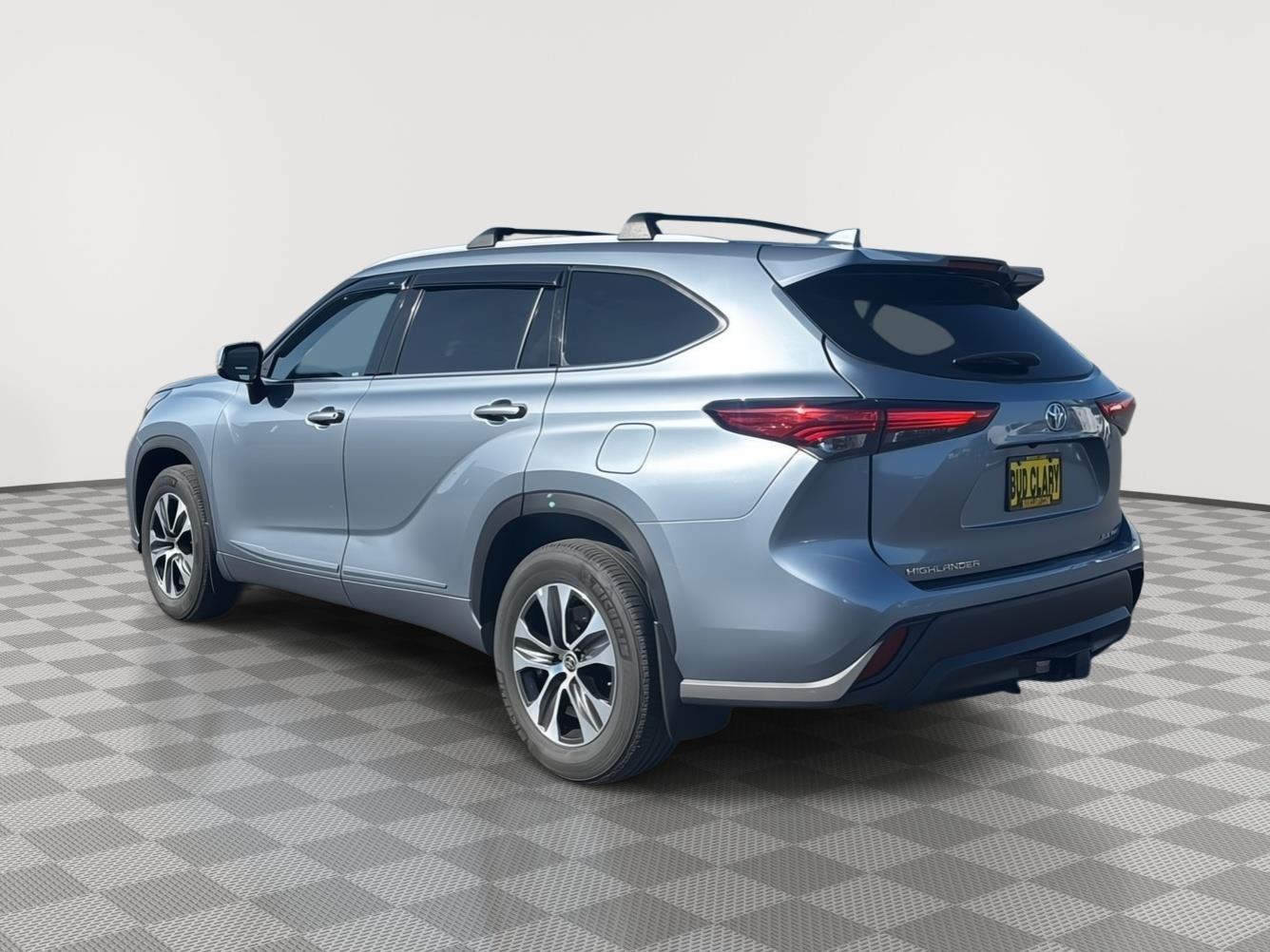 2022 Toyota Highlander XLE photo 2