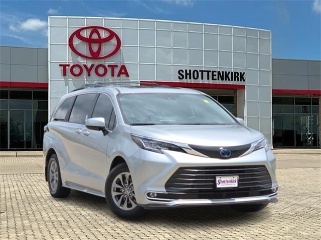 2023 Toyota Sienna XLE's photo