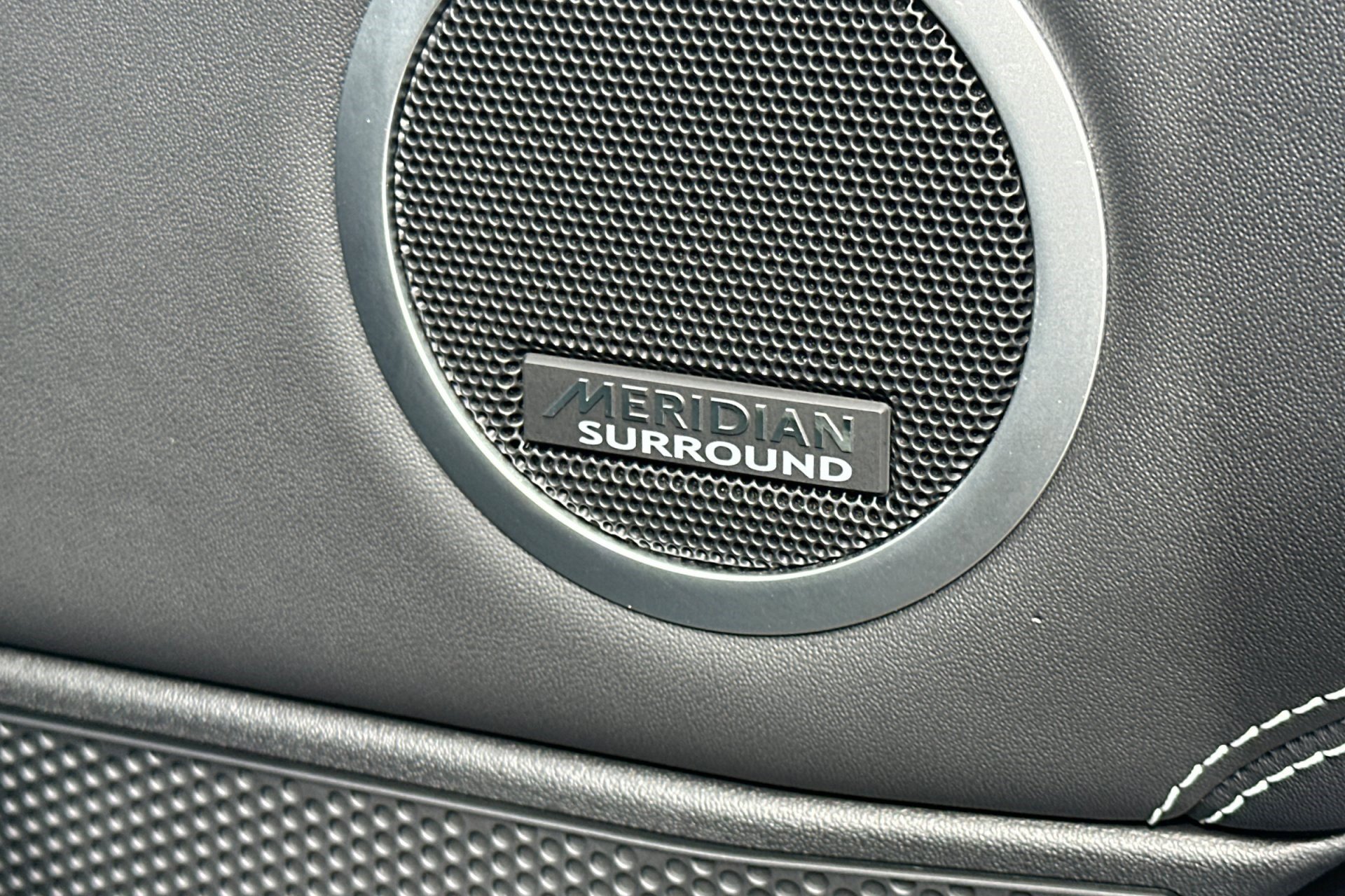 2024 Land Rover Discovery Metropolitan Edition photo 15