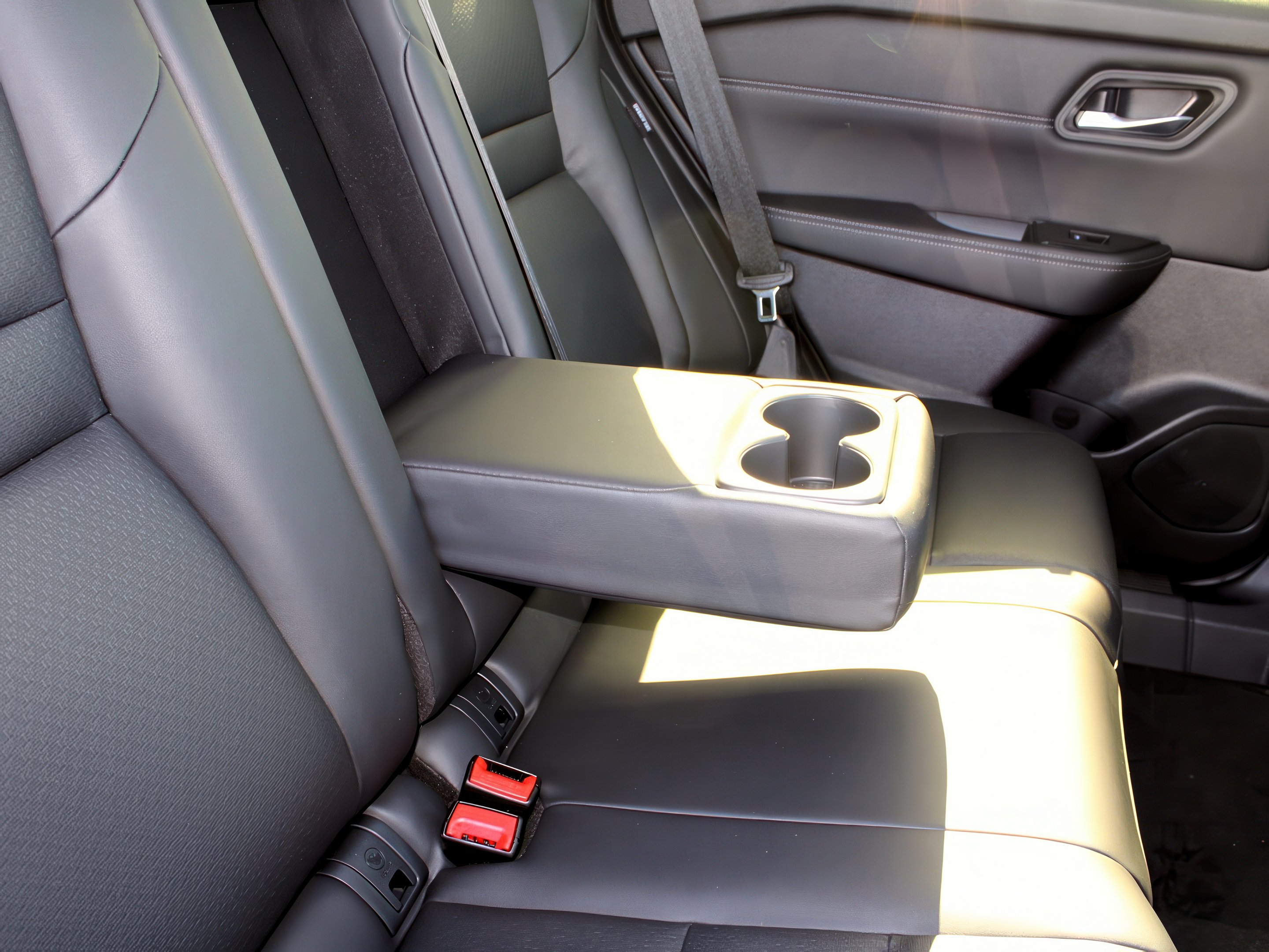2025 Nissan Rogue SV photo 26