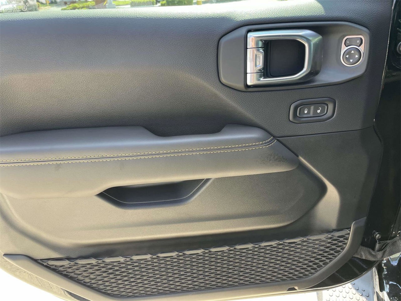2025 Jeep Wrangler Sahara photo 23