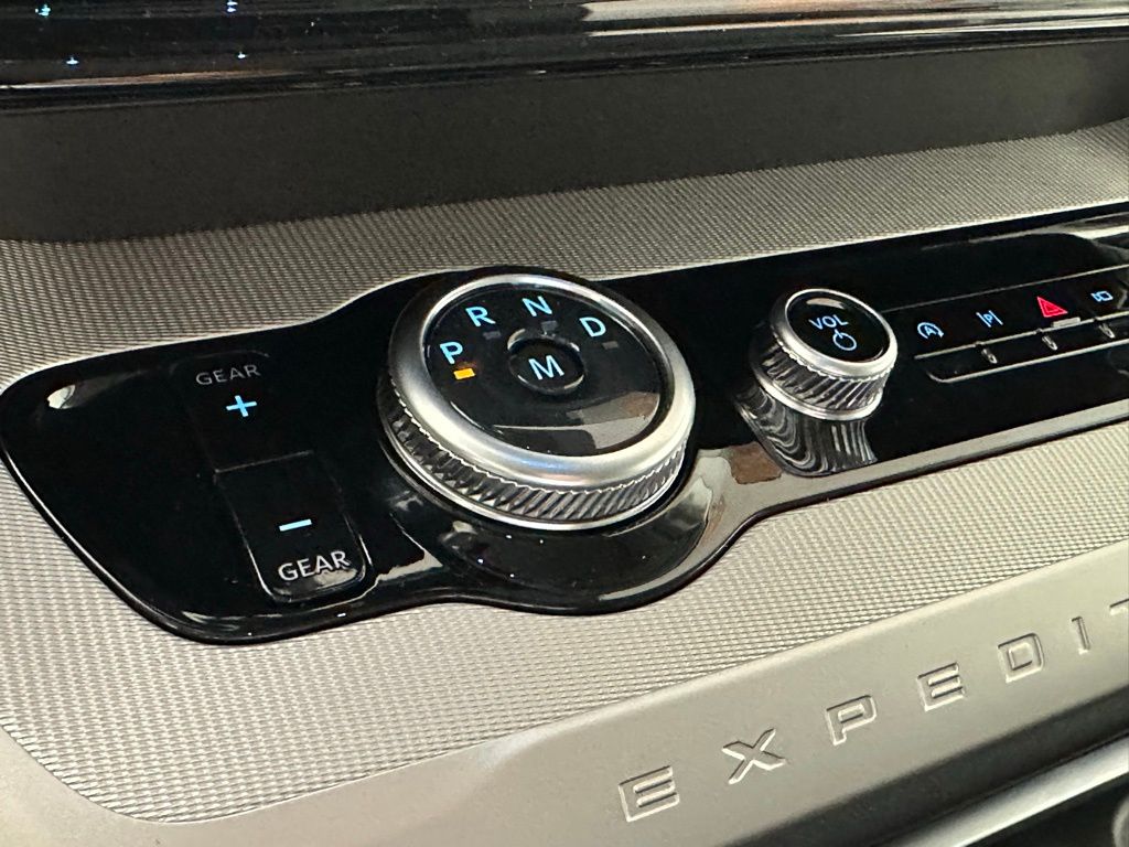 2025 Ford Expedition MAX photo 12
