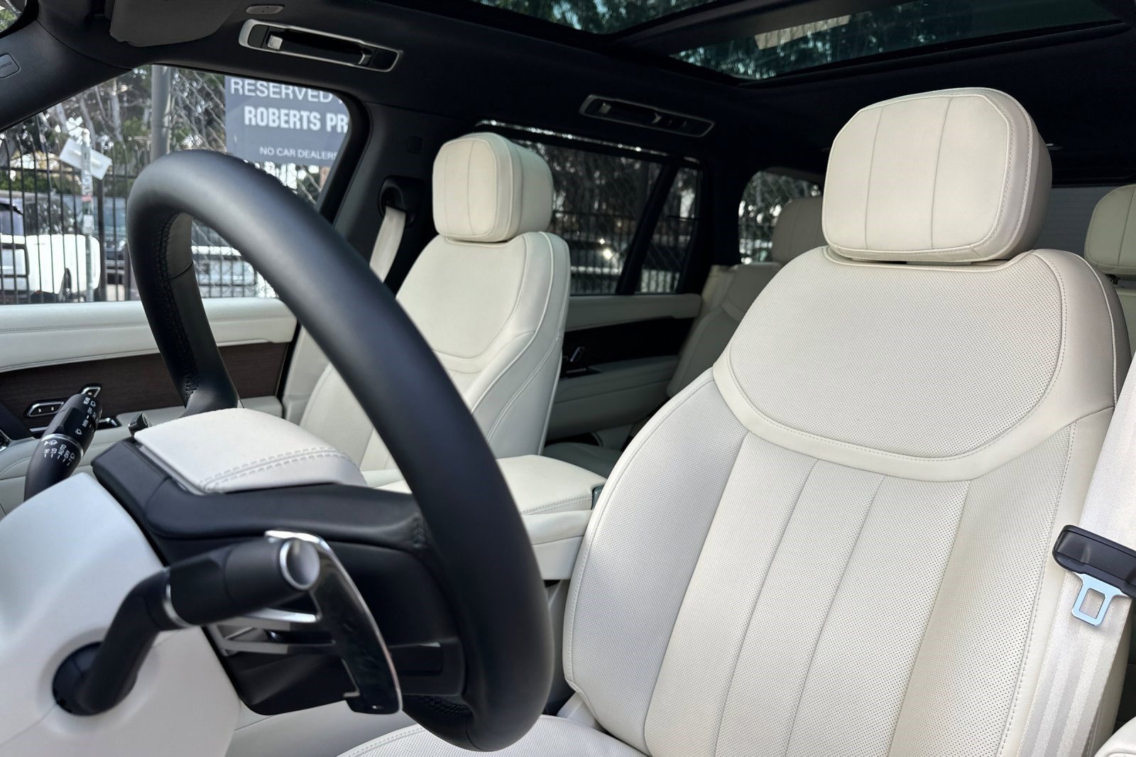 2025 Land Rover Range Rover SE photo 4