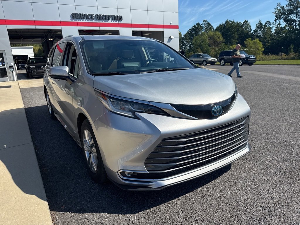 2021 Toyota Sienna Limited photo 2