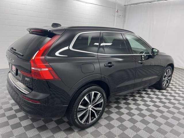 2022 Volvo XC60 B5 Momentum photo 5