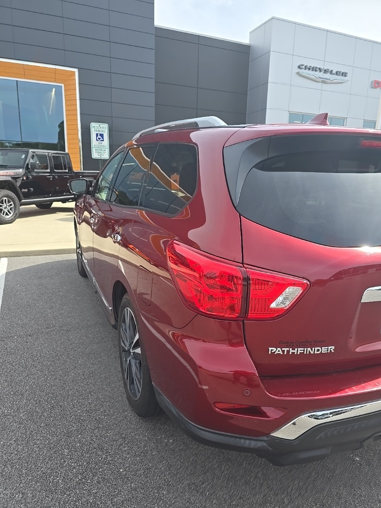 2019 Nissan Pathfinder Platinum photo 3