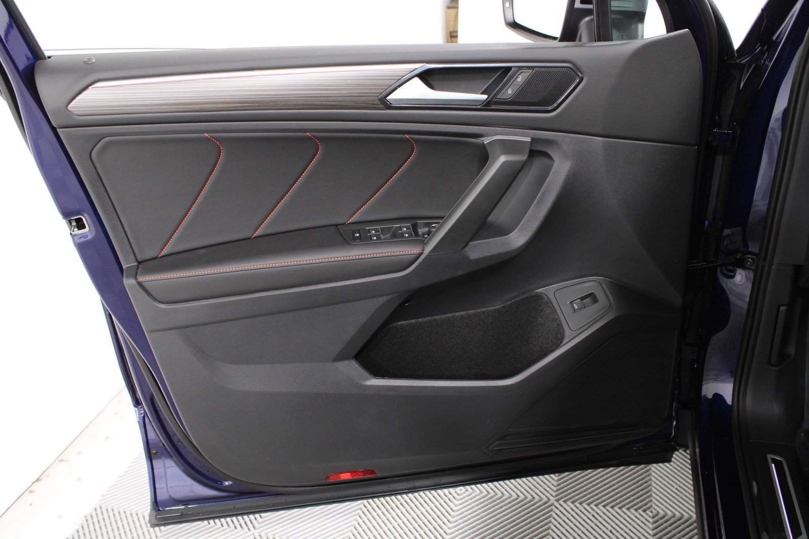 2024 Volkswagen Tiguan Wolfsburg Edition photo 3
