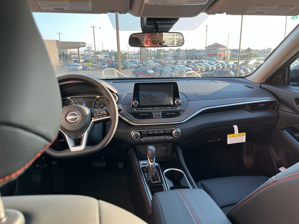 2025 Nissan Altima SR photo 7