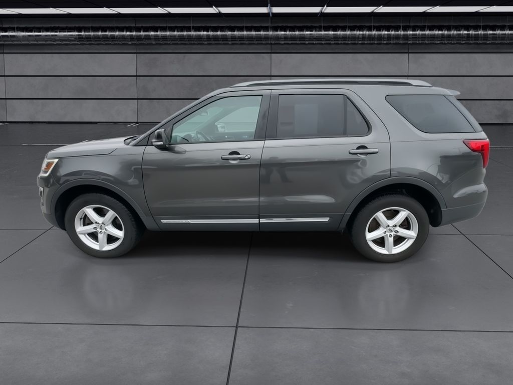 2017 Ford Explorer XLT photo 4