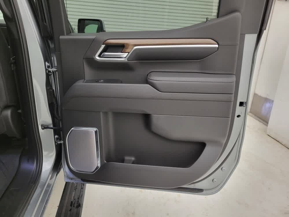 2025 Chevrolet Silverado High Country photo 44