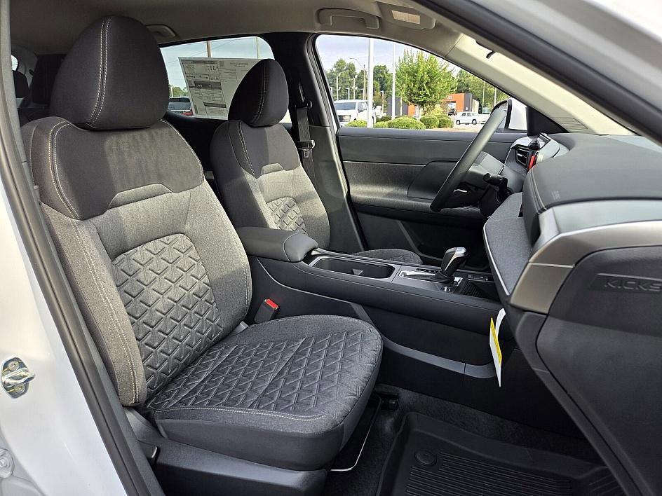 2025 Nissan Kicks SV photo 8