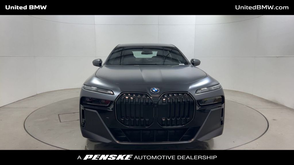 2026 Bmw 750e photo 3