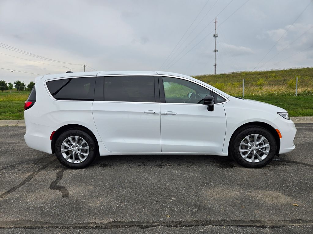 2025 Chrysler Pacifica photo 2