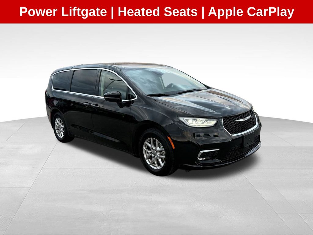 2024 Chrysler Pacifica Touring L's photo