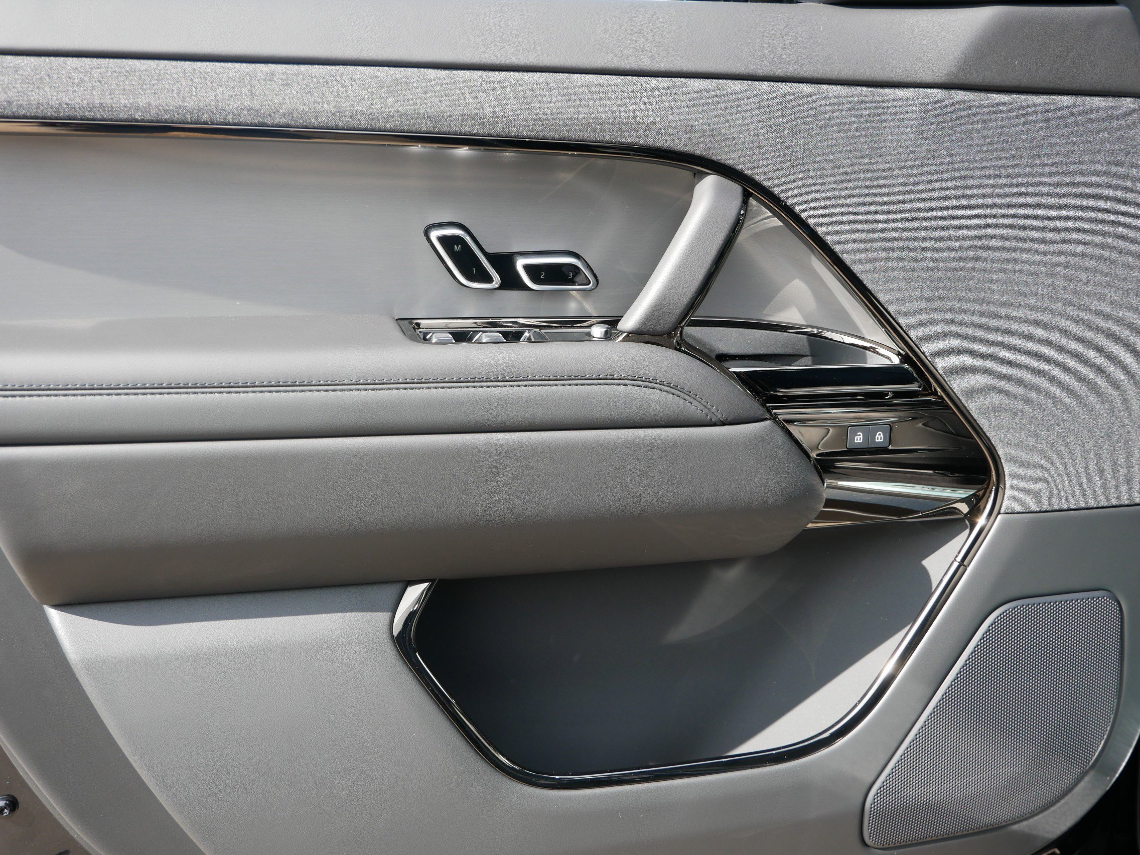 2025 Land Rover Range Rover Sport SE photo 4