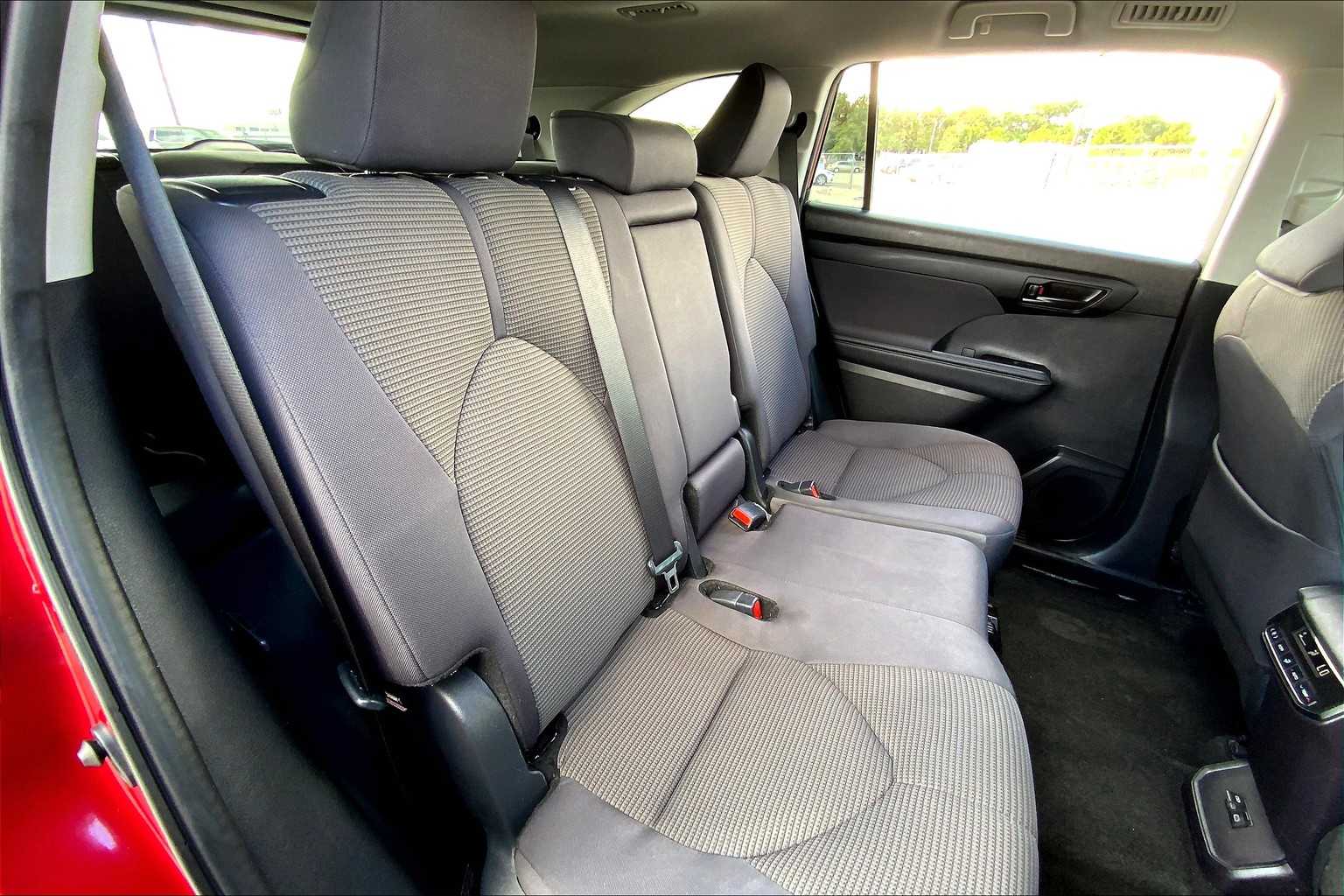 2024 Toyota Highlander LE photo 18