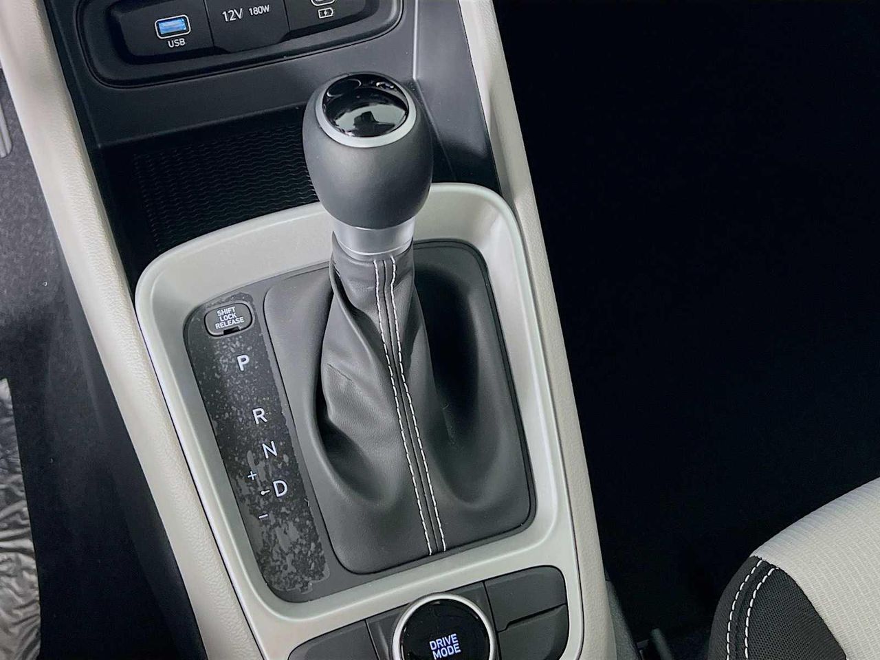 2025 Hyundai Venue SEL photo 9