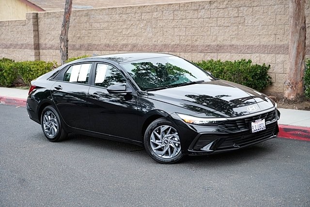 2024 Hyundai Elantra SEL photo 2