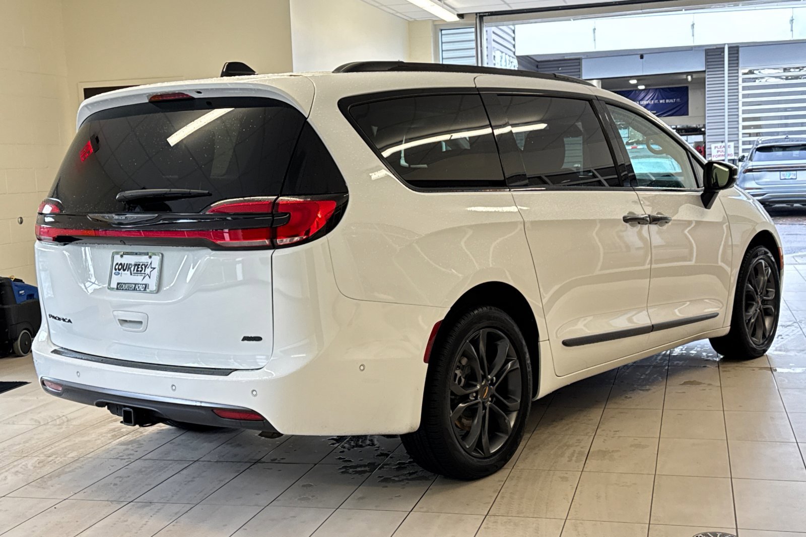 2023 Chrysler Pacifica Touring L photo 2