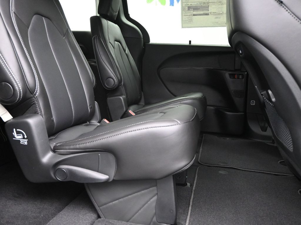 2026 Chrysler Pacifica photo 6