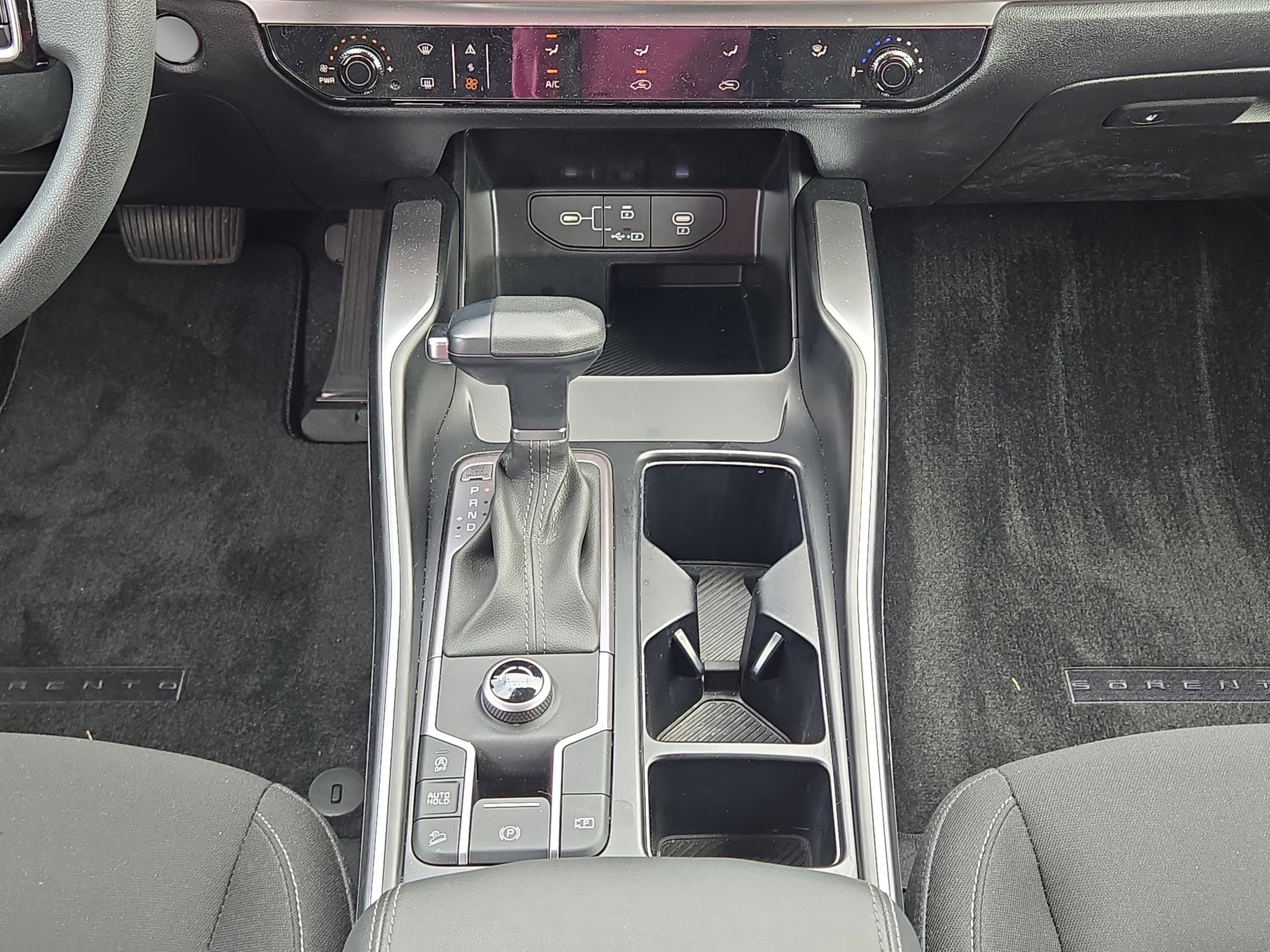 2025 Kia Sorento LX photo 11