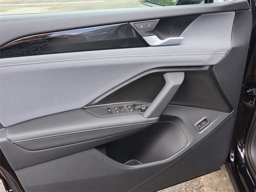 2025 Volkswagen Tiguan SE photo 14