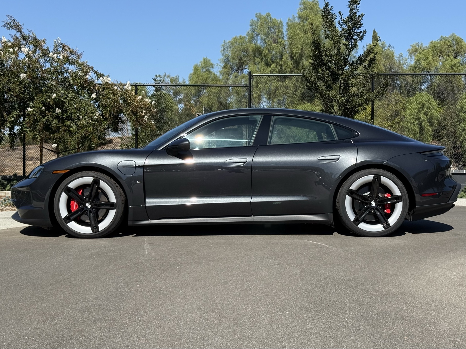 2025 Porsche Taycan 4S photo 2