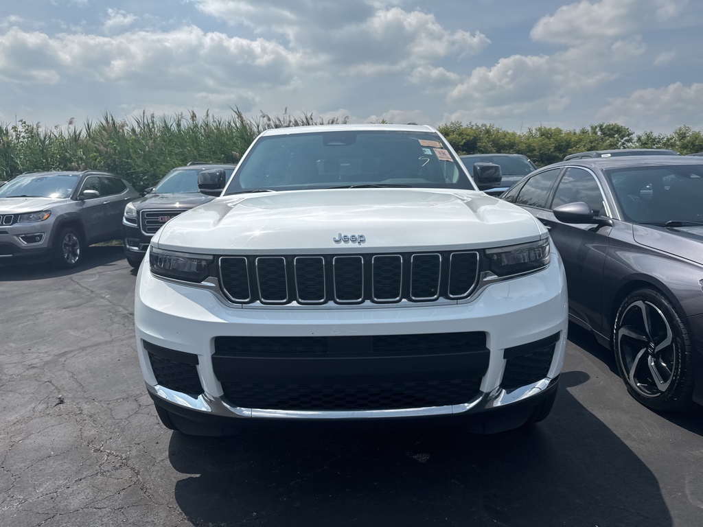 2023 Jeep Grand Cherokee Laredo photo 2