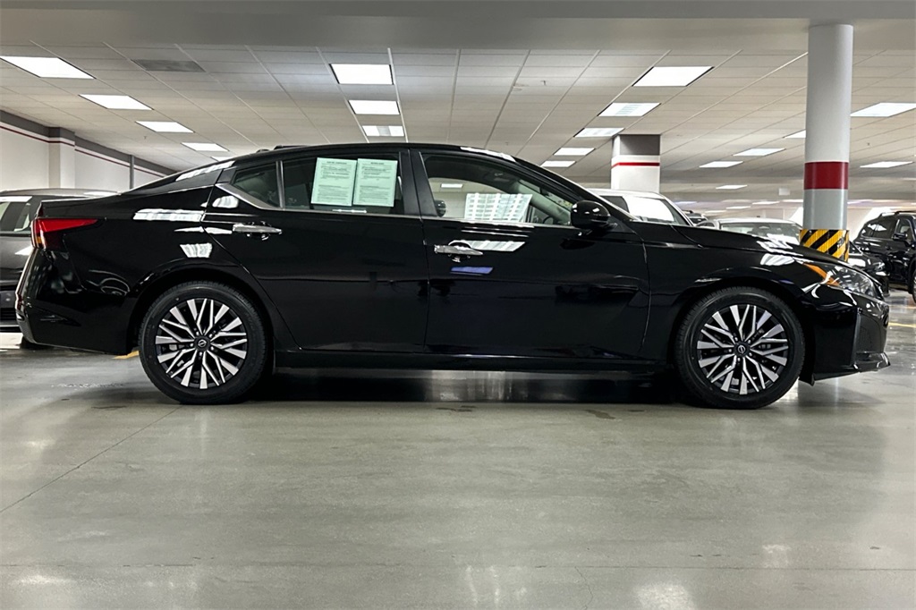 2023 Nissan Altima 2.5 SV photo 2