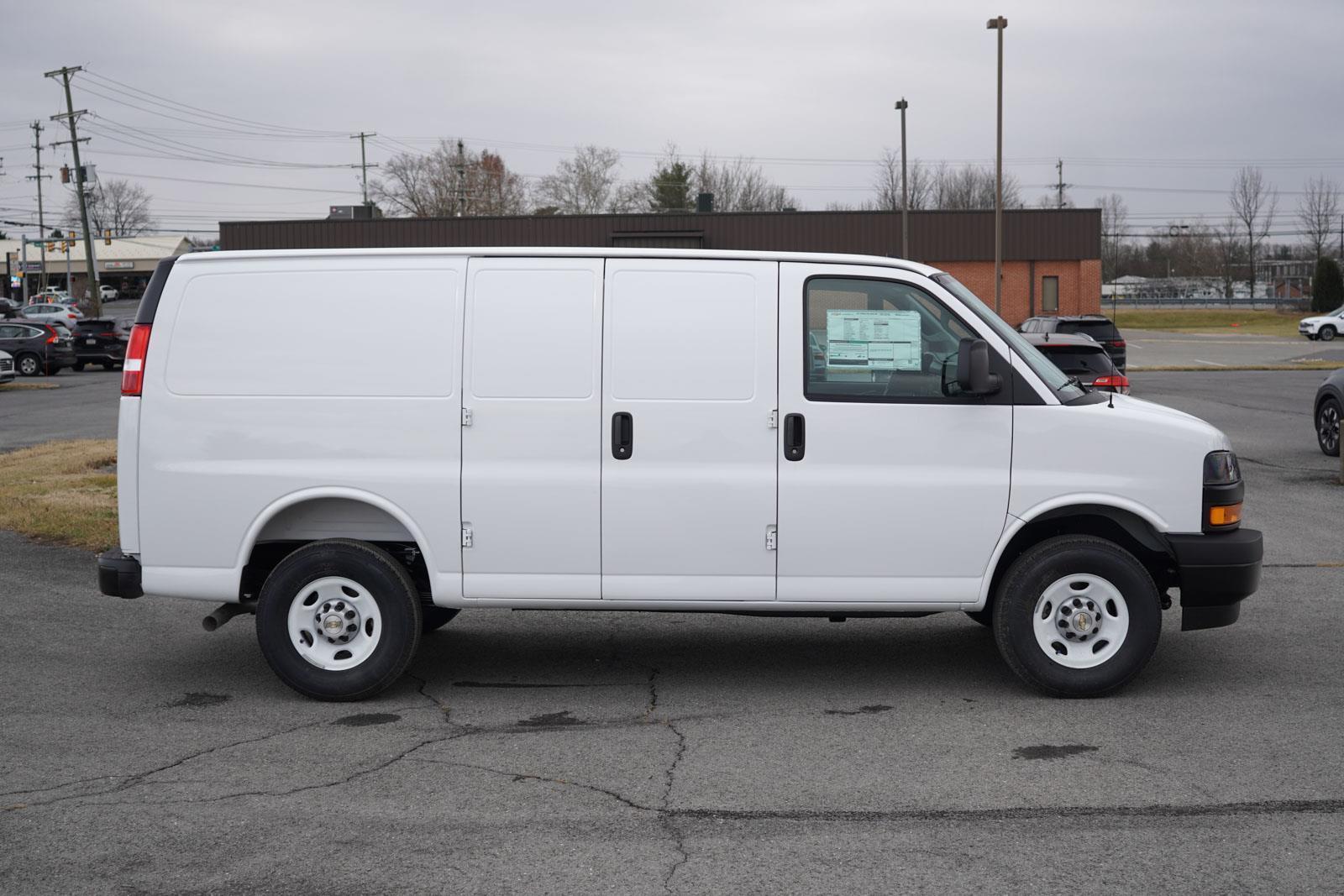 2025 Chevrolet Express Cargo 3500 photo 2