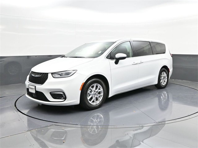 2023 Chrysler Pacifica Touring L's photo