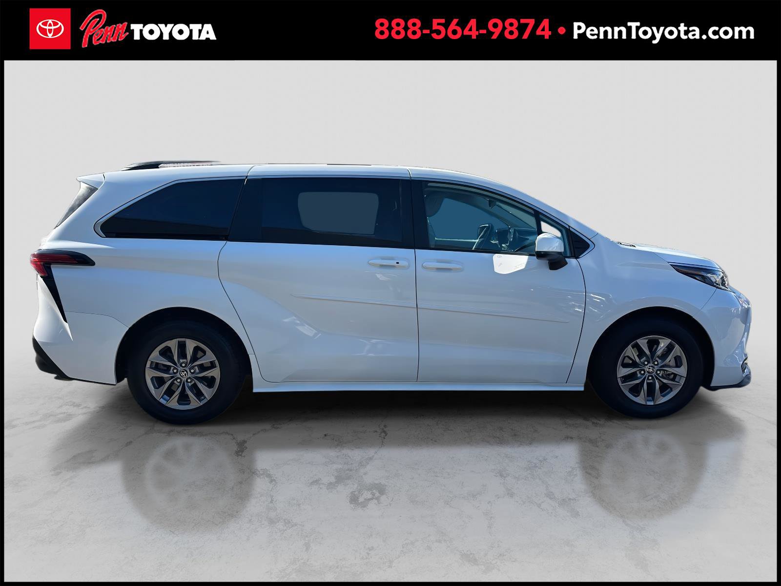 2022 Toyota Sienna LE photo 2