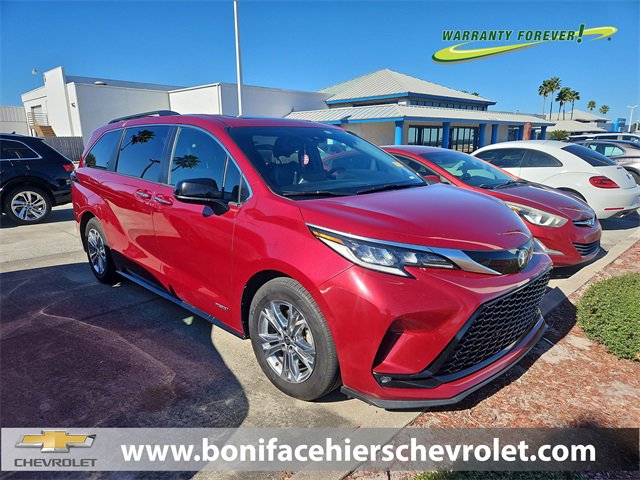 2021 Toyota Sienna XSE's photo