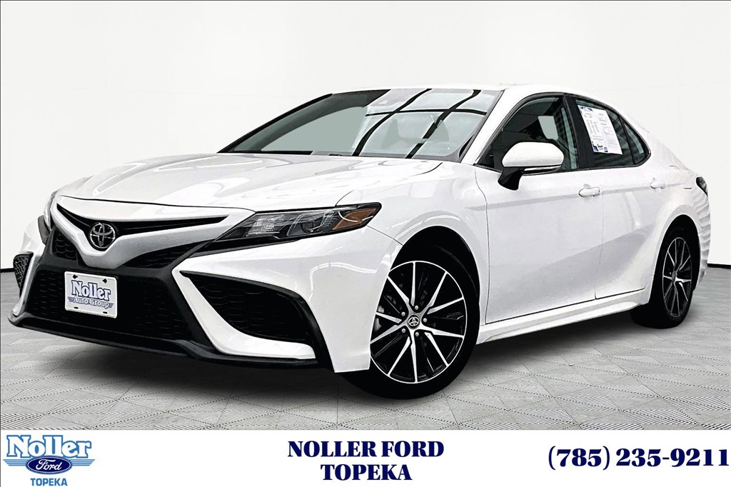 2024 Toyota Camry SE's photo