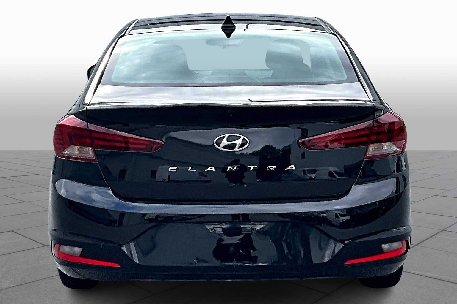 2020 Hyundai Elantra SEL photo 4