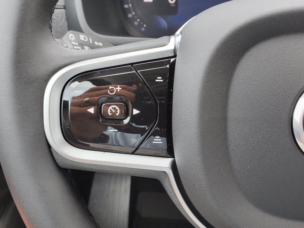 2026 Volvo XC90 AWD Plus photo 8